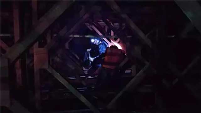 橋梁同事們在桁架上加固貝雷片.jpg 橋梁同事們在桁架上加固貝雷片.jpg