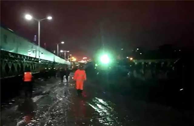 市政事業(yè)部技術(shù)人員指揮挖掘機拆除便道.jpg 市政事業(yè)部技術(shù)人員指揮挖掘機拆除便道.jpg